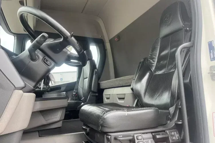 Scania R560 B8x4 4 / Rama do zabudowy / kab. sypialna / PTO zdjęcie 7