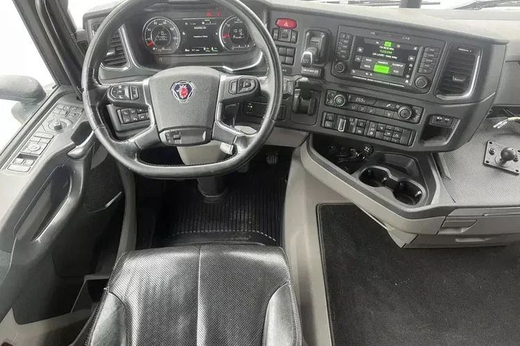 Scania R560 B8x4 4 / Rama do zabudowy / kab. sypialna / PTO zdjęcie 8