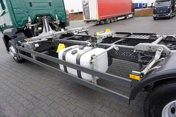 Mercedes / 1833 / E 6 / BDF + WINDA / 7.15 , 7.45, 7.82 M / ŁAD. 9 610 KG zdjęcie 10