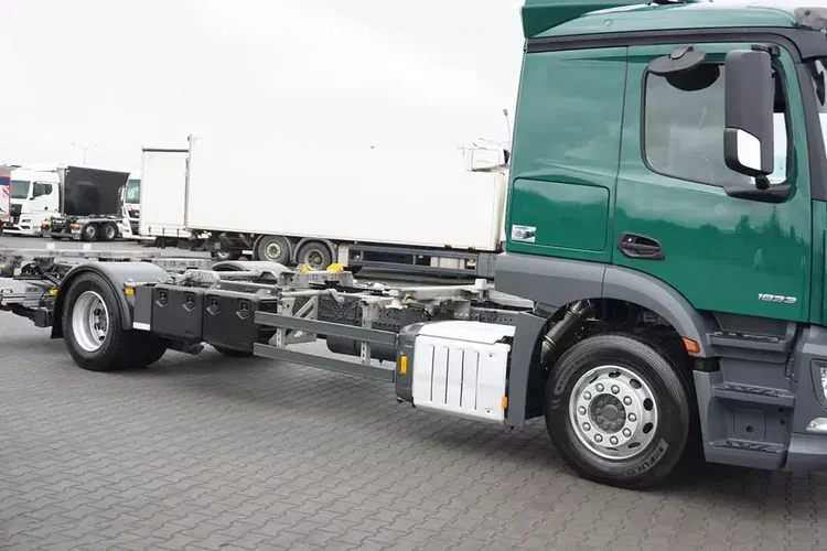 Mercedes / 1833 / E 6 / BDF + WINDA / 7.15 , 7.45, 7.82 M / ŁAD. 9 610 KG zdjęcie 35