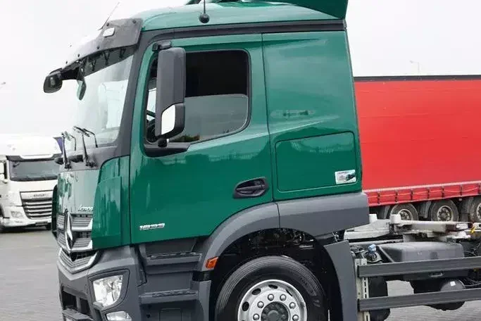 Mercedes / 1833 / E 6 / BDF + WINDA / 7.15 , 7.45, 7.82 M / ŁAD. 9 610 KG zdjęcie 38