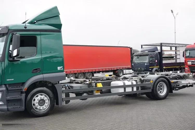 Mercedes / 1833 / E 6 / BDF + WINDA / 7.15 , 7.45, 7.82 M / ŁAD. 9 610 KG zdjęcie 39