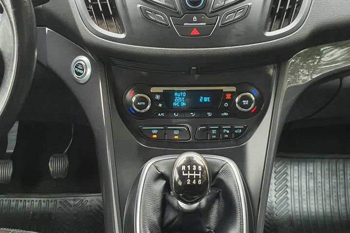 Ford Kuga 2.0 TDCi 140KM # 4x4 # Titanium # Bogate Wyposażenie # Super Stan zdjęcie 19