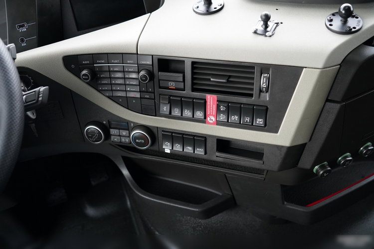 Volvo FH 500 / PEŁNY ADR / KLIMA POSTOJOWA zdjęcie 29