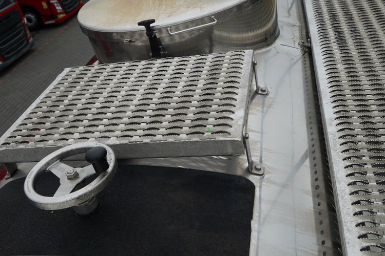 SOMMER  / CYSTERNA SPOŻYWCZA  / 3 KOMORY / 30 000 L / OŚ PODNOSZONA /  SAF  zdjęcie 14