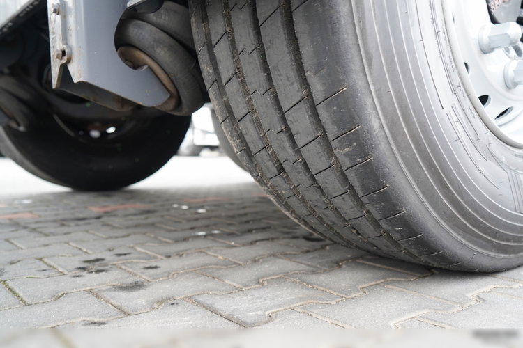 SOMMER  / CYSTERNA SPOŻYWCZA  / 3 KOMORY / 30 000 L / OŚ PODNOSZONA /  SAF  zdjęcie 18