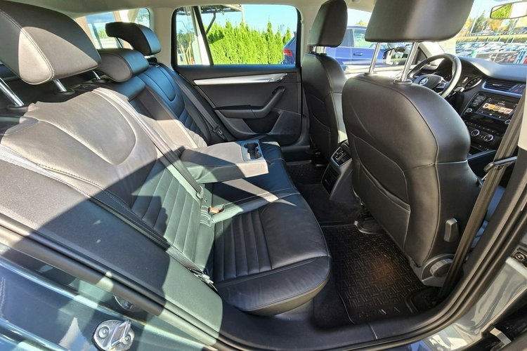 Skoda Octavia Bezwypadkowy + pełny serwis ASO + 2 klucze + 4x4 zdjęcie 13