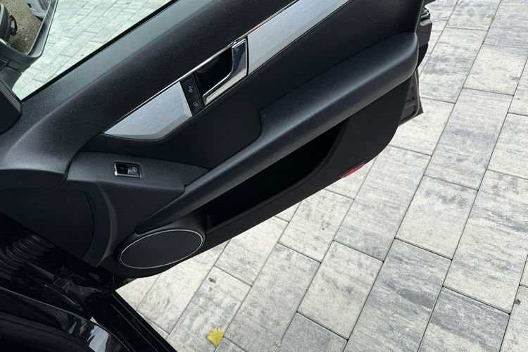 Mercedes C 180 NOWY ROZRZĄD Bardzo zadbana - 100% oryginalny przebieg zdjęcie 20