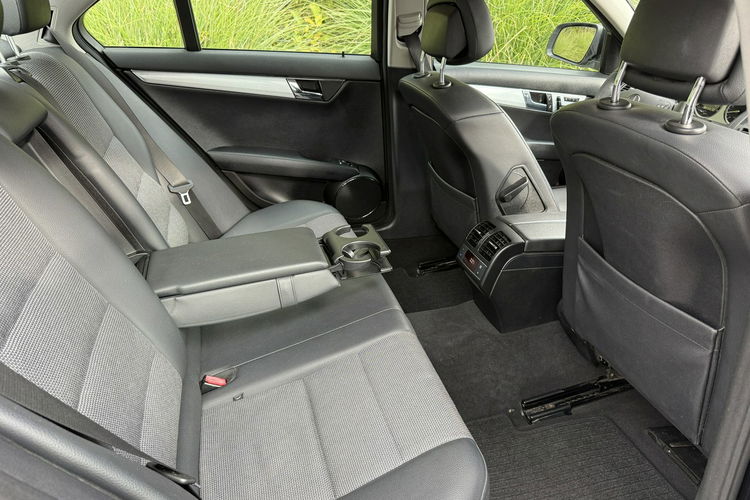 Mercedes C 180 NOWY ROZRZĄD Bardzo zadbana - 100% oryginalny przebieg zdjęcie 25