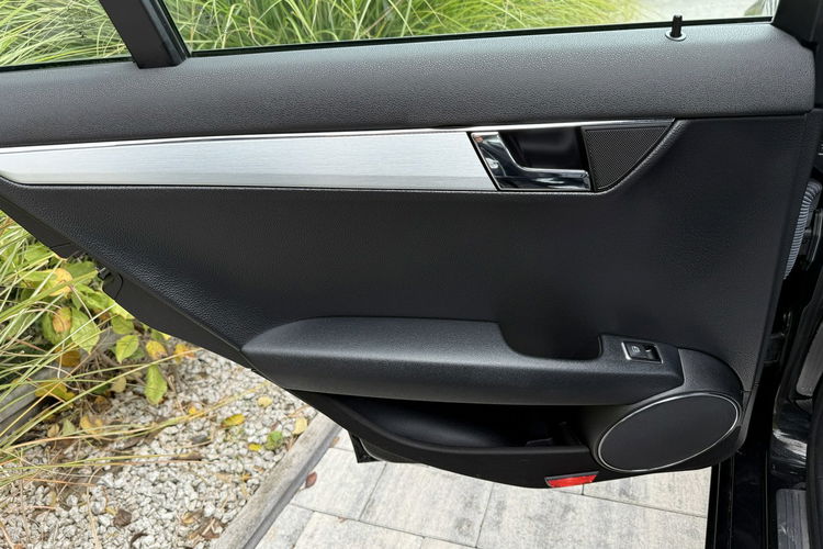 Mercedes C 180 NOWY ROZRZĄD Bardzo zadbana - 100% oryginalny przebieg zdjęcie 27