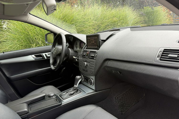 Mercedes C 180 NOWY ROZRZĄD Bardzo zadbana - 100% oryginalny przebieg zdjęcie 30