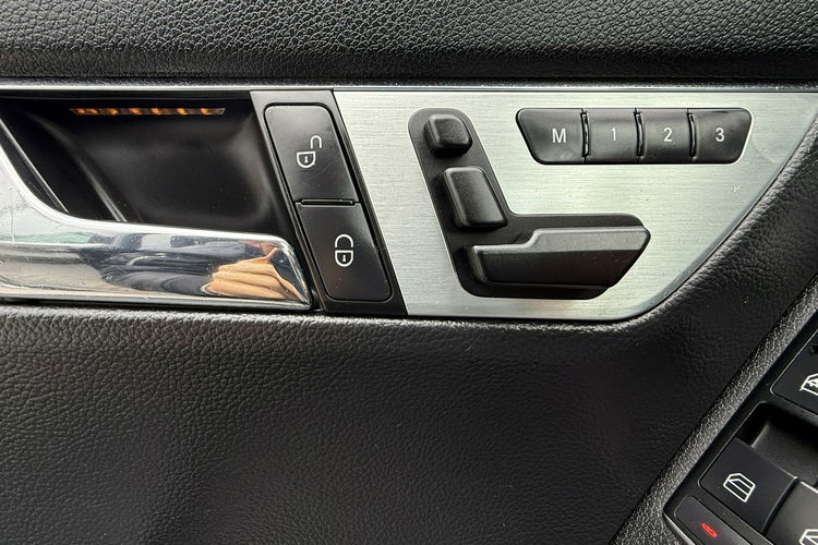 Mercedes C 180 NOWY ROZRZĄD Bardzo zadbana - 100% oryginalny przebieg zdjęcie 8