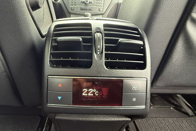 Mercedes C 180 NOWY ROZRZĄD Bardzo zadbana - 100% oryginalny przebieg zdjęcie 9