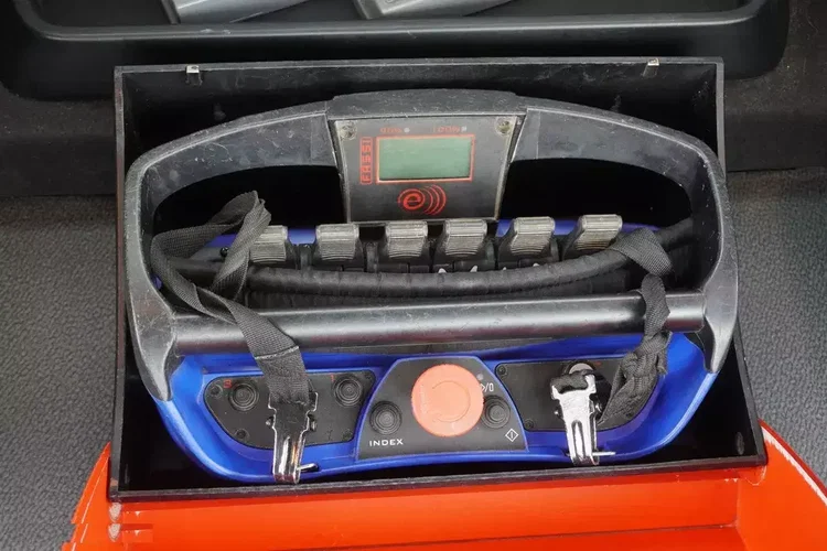 Mercedes Arocs 1830 / Platforma 16 EPAL / HDS Fassi 155 / Zasięg 8 m / Udźwig 6160 kg zdjęcie 13