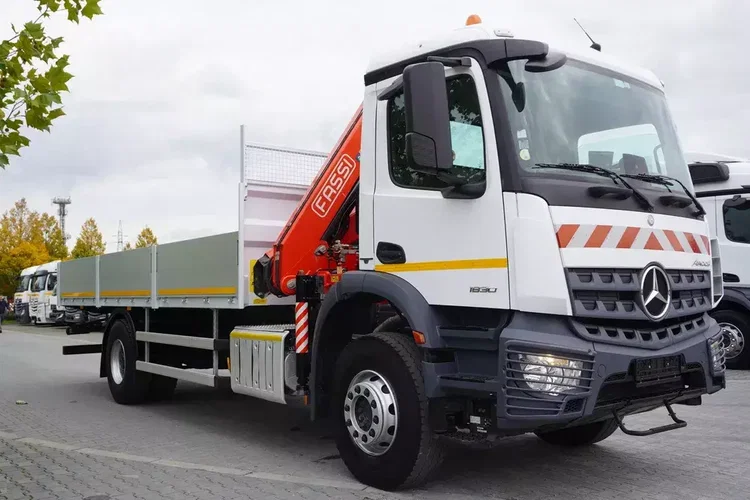 Mercedes Arocs 1830 / Platforma 16 EPAL / HDS Fassi 155 / Zasięg 8 m / Udźwig 6160 kg zdjęcie 2