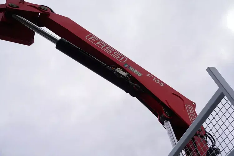 Mercedes Arocs 1830 / Platforma 16 EPAL / HDS Fassi 155 / Zasięg 8 m / Udźwig 6160 kg zdjęcie 22