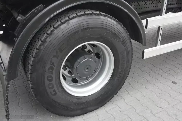 Mercedes Arocs 1830 / Platforma 16 EPAL / HDS Fassi 155 / Zasięg 8 m / Udźwig 6160 kg zdjęcie 24