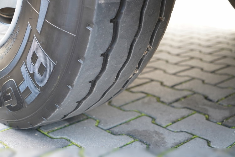 Mercedes AROCS 3243 / 8x4 / WYWROTKA  DWUSTRONNA 6.2 M / HYDROBURTA / HYDROKLAPA / AUTOMAT / OPONY 100% /  EURO 6 / 2021 zdjęcie 25