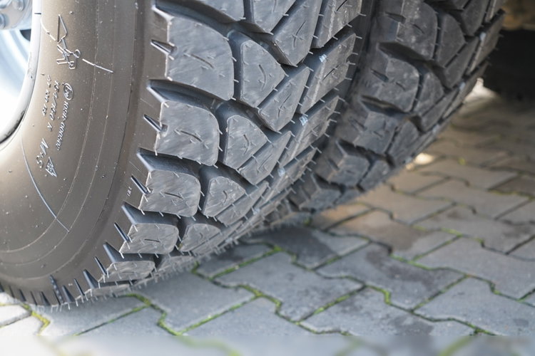 Mercedes AROCS 3243 / 8x4 / WYWROTKA  DWUSTRONNA 6.2 M / HYDROBURTA / HYDROKLAPA / AUTOMAT / OPONY 100% /  EURO 6 / 2021 zdjęcie 27