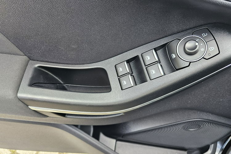 Ford Fiesta system parkowania, grzane fotele i kierownica, asystent pasa ruchu zdjęcie 32