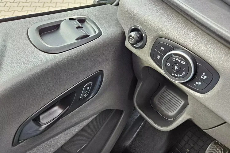 Ford transit DoKa 7 osób 79999zł NETTO 2.0TdCi/131KM zdjęcie 14