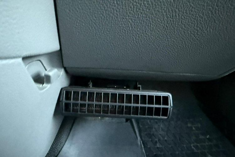 Volkswagen Transporter T5 FL 2.0 MPI 115KM benzyna 3 osobowy 73 407 przebiegu zdjęcie 24