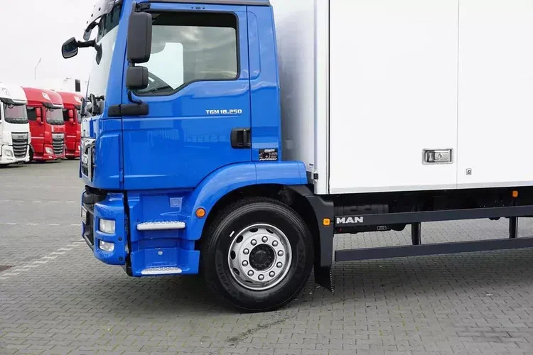 MAN TGM / 18.250 / EURO 6 / IZOTERMA + WINDA / 19 PALET / OTWIERANY BOK zdjęcie 18