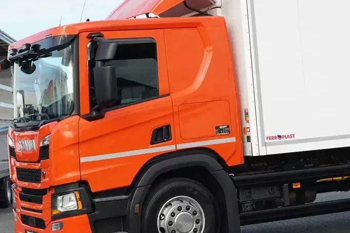Scania P 410 / E 6 / CHŁODNIA + WINDA / 18 PALET / RETARDER / OŚ SKRĘTNA zdjęcie 24
