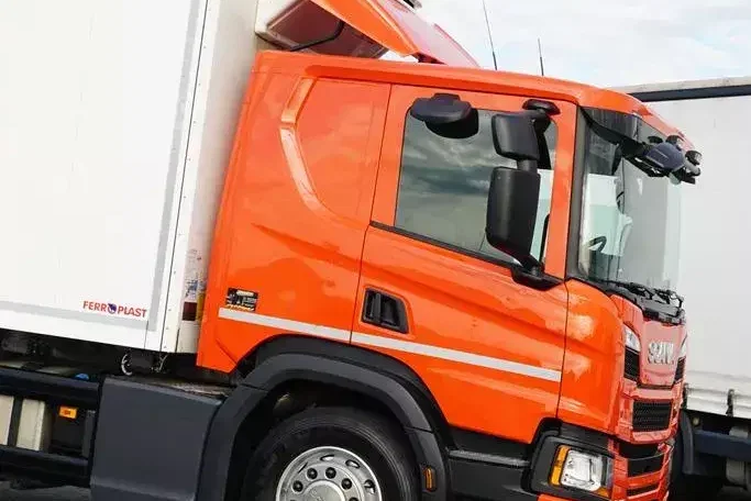 Scania P 410 / E 6 / CHŁODNIA + WINDA / 18 PALET / RETARDER / OŚ SKRĘTNA zdjęcie 27