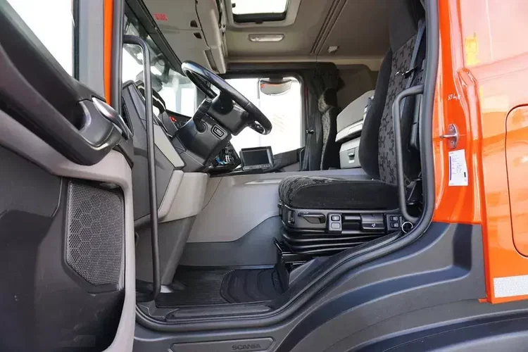 Scania P 410 / E 6 / CHŁODNIA + WINDA / 18 PALET / RETARDER / OŚ SKRĘTNA zdjęcie 39