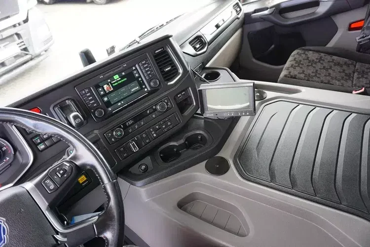 Scania P 410 / E 6 / CHŁODNIA + WINDA / 18 PALET / RETARDER / OŚ SKRĘTNA zdjęcie 9