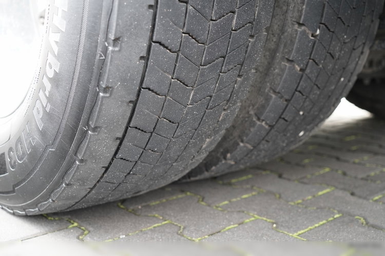 Renault T 440 / 6X2 / SOLÓWKA / FIRANKA 9.5 M / KLIMA POSTOJOWA / WINDA / ALUFELGI / OŚ PODNOSZONA zdjęcie 31