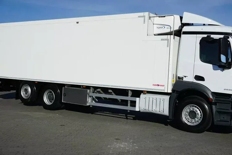 Mercedes ANTOS / 2535 / EURO 6 / CHŁODNIA + WINDA / 23 PALETY / OŚ SKRĘTNA zdjęcie 16