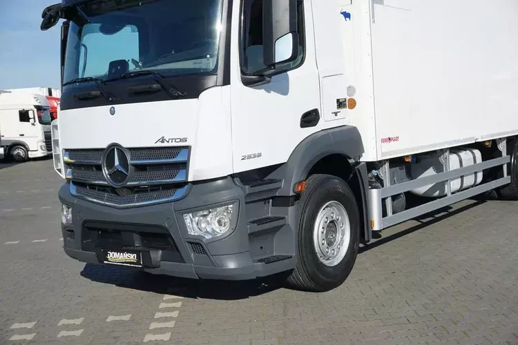 Mercedes ANTOS / 2535 / EURO 6 / CHŁODNIA + WINDA / 23 PALETY / OŚ SKRĘTNA zdjęcie 23