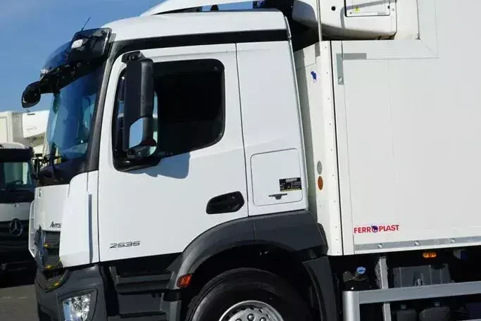 Mercedes ANTOS / 2535 / EURO 6 / CHŁODNIA + WINDA / 23 PALETY / OŚ SKRĘTNA zdjęcie 24