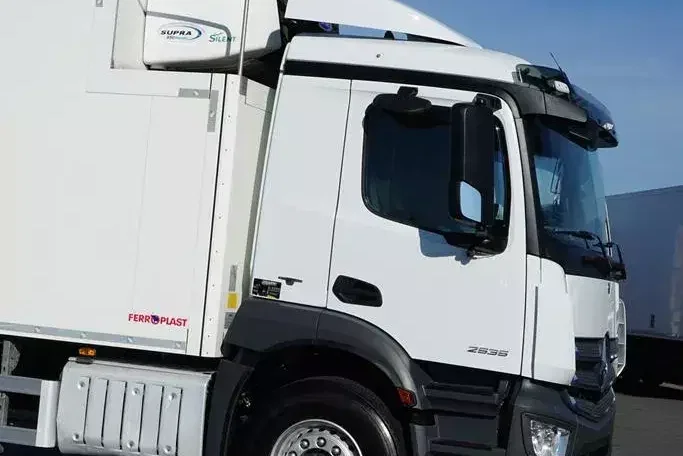 Mercedes ANTOS / 2535 / EURO 6 / CHŁODNIA + WINDA / 23 PALETY / OŚ SKRĘTNA zdjęcie 30