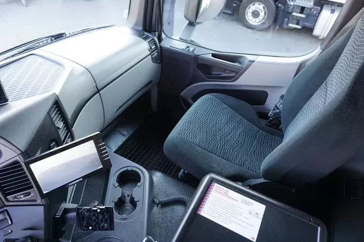 Mercedes ANTOS / 2535 / EURO 6 / CHŁODNIA + WINDA / 23 PALETY / OŚ SKRĘTNA zdjęcie 39