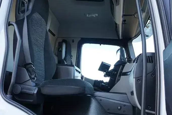 Mercedes ANTOS / 2535 / EURO 6 / CHŁODNIA + WINDA / 23 PALETY / OŚ SKRĘTNA zdjęcie 8