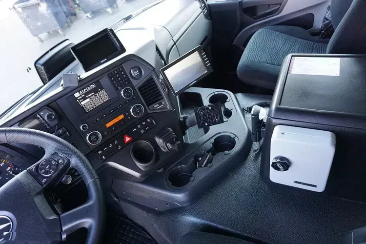 Mercedes ANTOS / 2535 / EURO 6 / CHŁODNIA + WINDA / 23 PALETY / OŚ SKRĘTNA zdjęcie 9