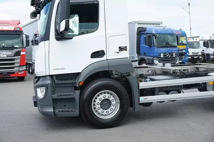 Mercedes / ANTOS / 2535 / ACC / E 6 / BDF + WINDA / 7.15 , 7.45, 7.82 M / OŚ SKRĘTNA zdjęcie 18