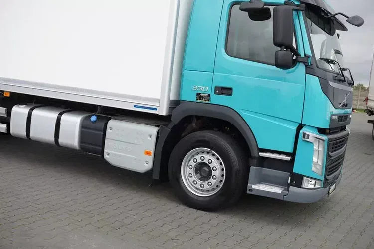 Volvo FM / 330 / E 6 / CHŁODNIA + WINDA / 23 PALETY / OŚ SKRĘTNA / DŁ 9.4 M zdjęcie 18