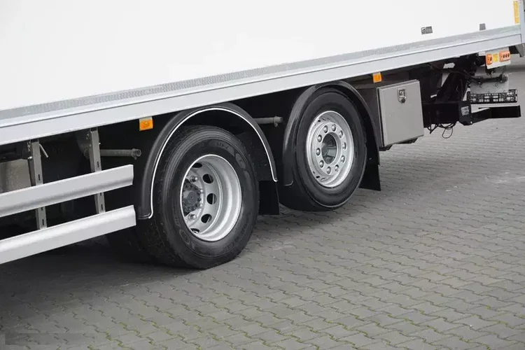 Volvo FM / 330 / E 6 / CHŁODNIA + WINDA / 23 PALETY / OŚ SKRĘTNA / DŁ 9.4 M zdjęcie 31