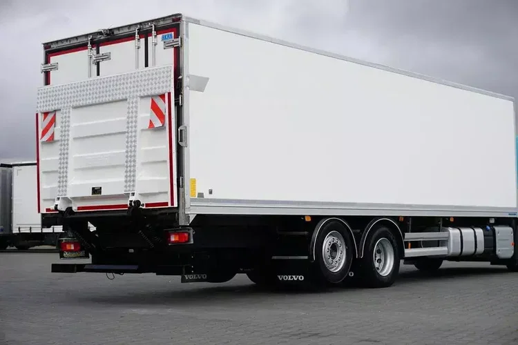 Volvo FM / 330 / E 6 / CHŁODNIA + WINDA / 23 PALETY / OŚ SKRĘTNA / DŁ 9.4 M zdjęcie 38