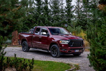  1500 Crew Cab Laramie / 5.7 V8 HEMI / DOINWESTOWANY / Bogata wyposażenie