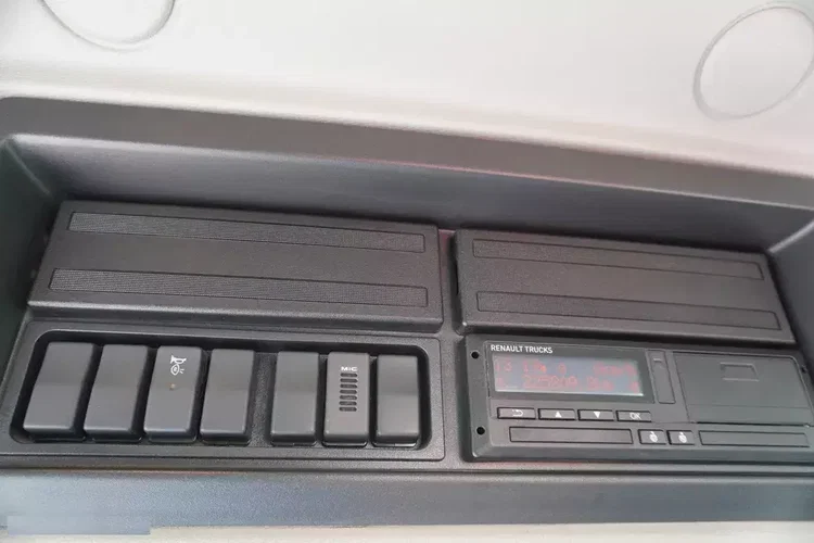 Renault C320 P4x2 E6 / HDS Fassi 5.6 t / Zasięg 8 m / Platforma 15 EPAL zdjęcie 16