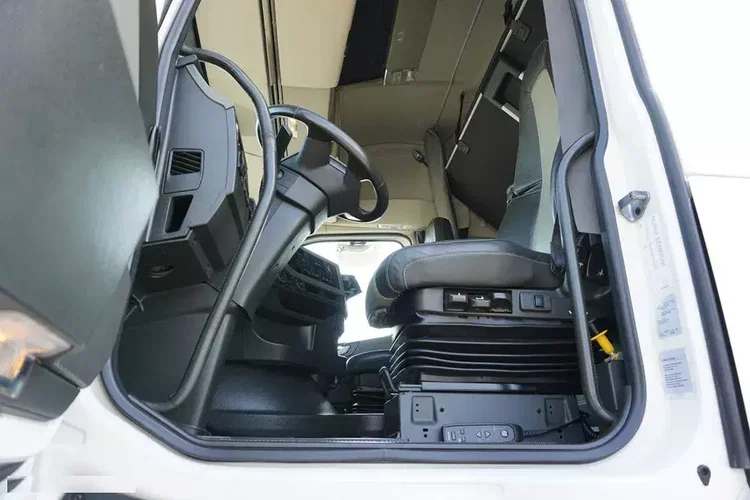 Volvo FH 16 / 650 / EURO 6 / ACC / 6 X 4 / RETARDER / HYDRAULIKA zdjęcie 38