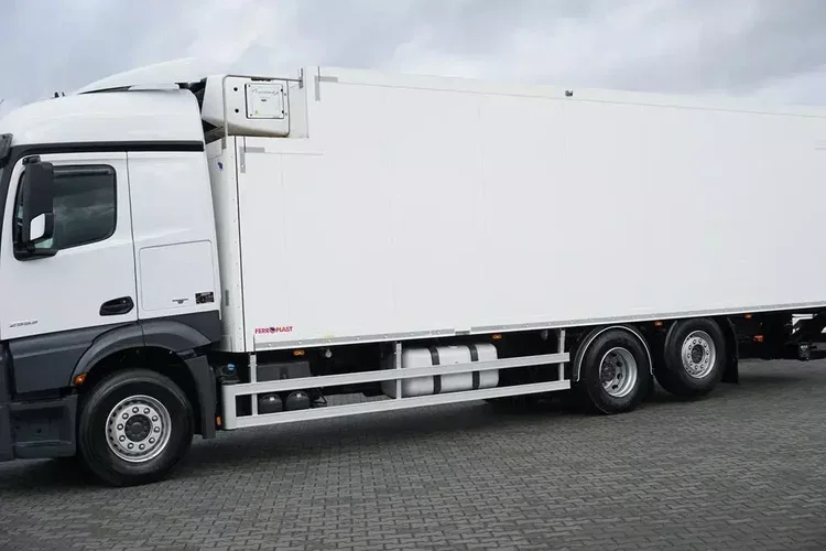 Mercedes ACTROS / 2553 / EURO 6 / CHŁODNIA + WINDA / 23 PALETY / OŚ SKRĘTNA zdjęcie 15