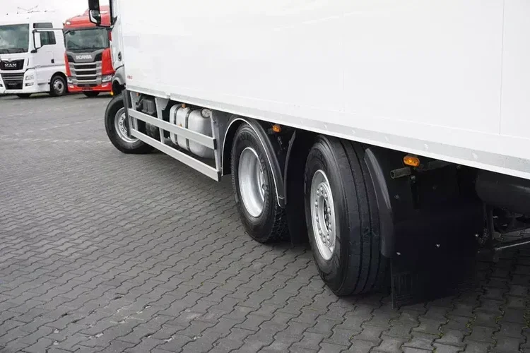Mercedes ACTROS / 2553 / EURO 6 / CHŁODNIA + WINDA / 23 PALETY / OŚ SKRĘTNA zdjęcie 19
