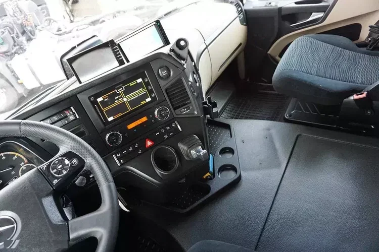 Mercedes ACTROS / 2553 / EURO 6 / CHŁODNIA + WINDA / 23 PALETY / OŚ SKRĘTNA zdjęcie 9
