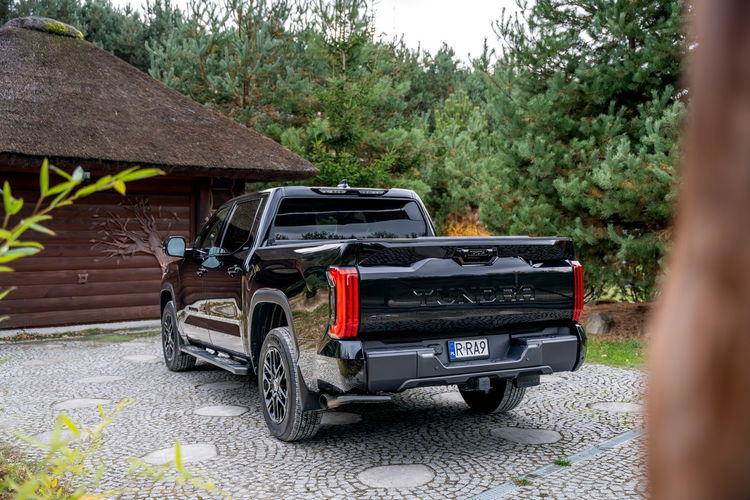 Toyota Tundra Limited / 3.4 V6 Hybrid i-FORCE MAX / 4x4 / Black Edition / zdjęcie 2